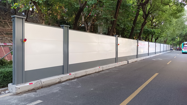 施工圍擋廣告宣傳穿新衣，城市文明添新景